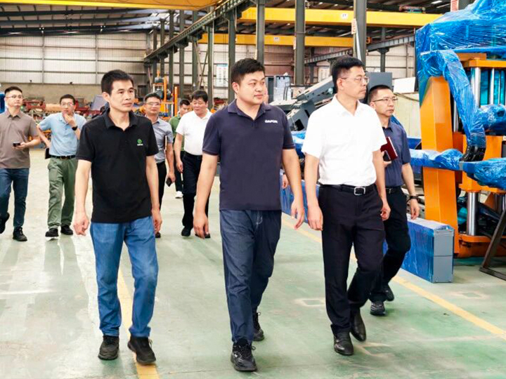 南安市長王連贊一行蒞臨達鋒機械調(diào)研考察